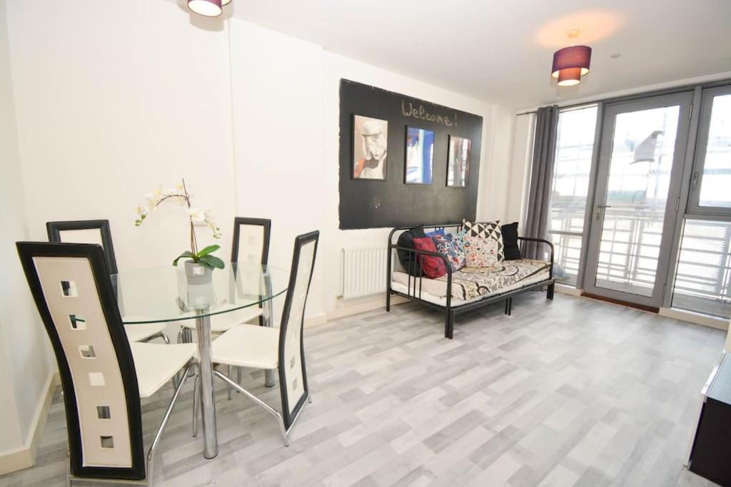 Giogio - Comfortable Stratford Flat With Stunning Views Daire Londra Dış mekan fotoğraf