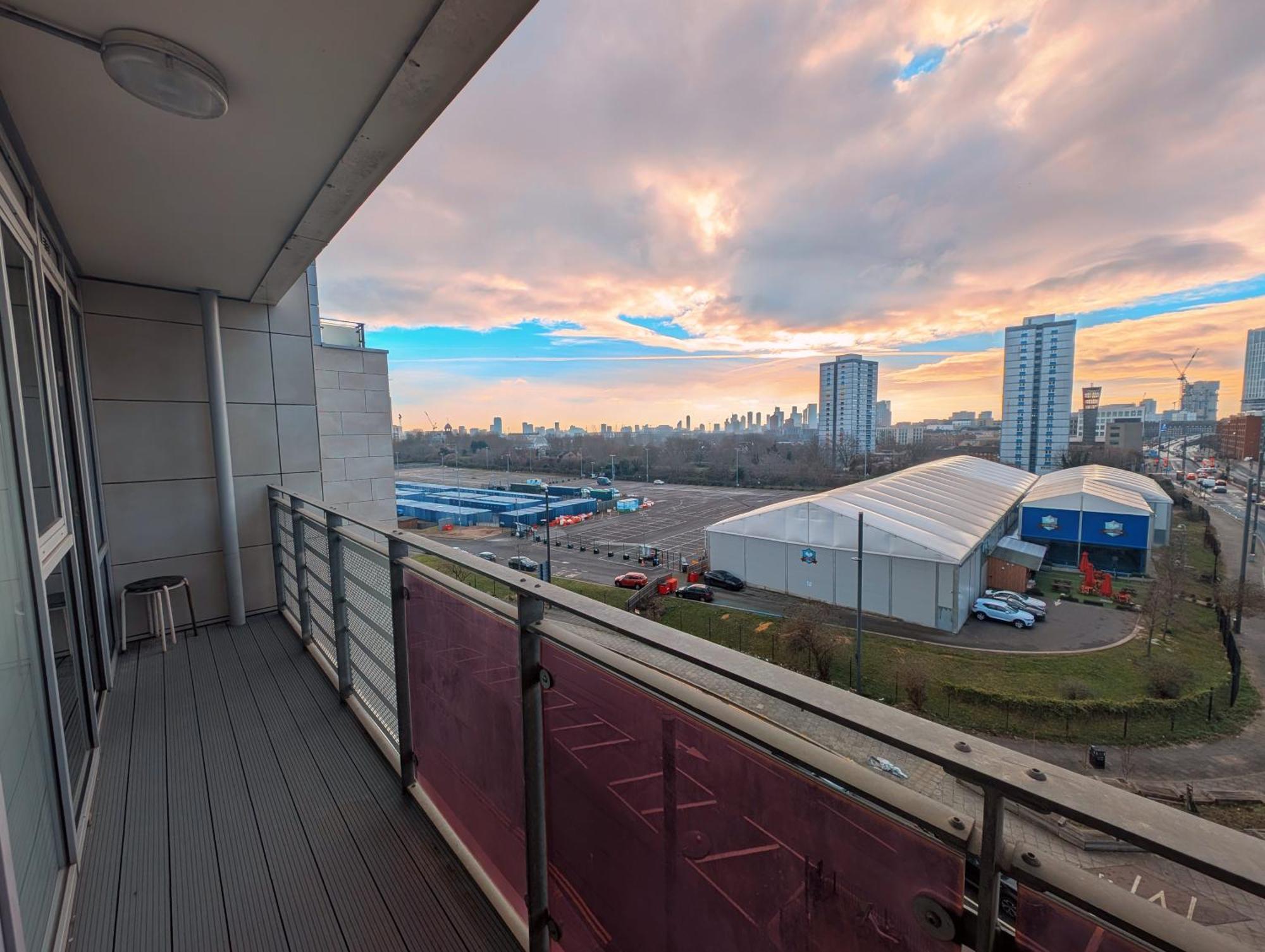 Giogio - Comfortable Stratford Flat With Stunning Views Daire Londra Dış mekan fotoğraf